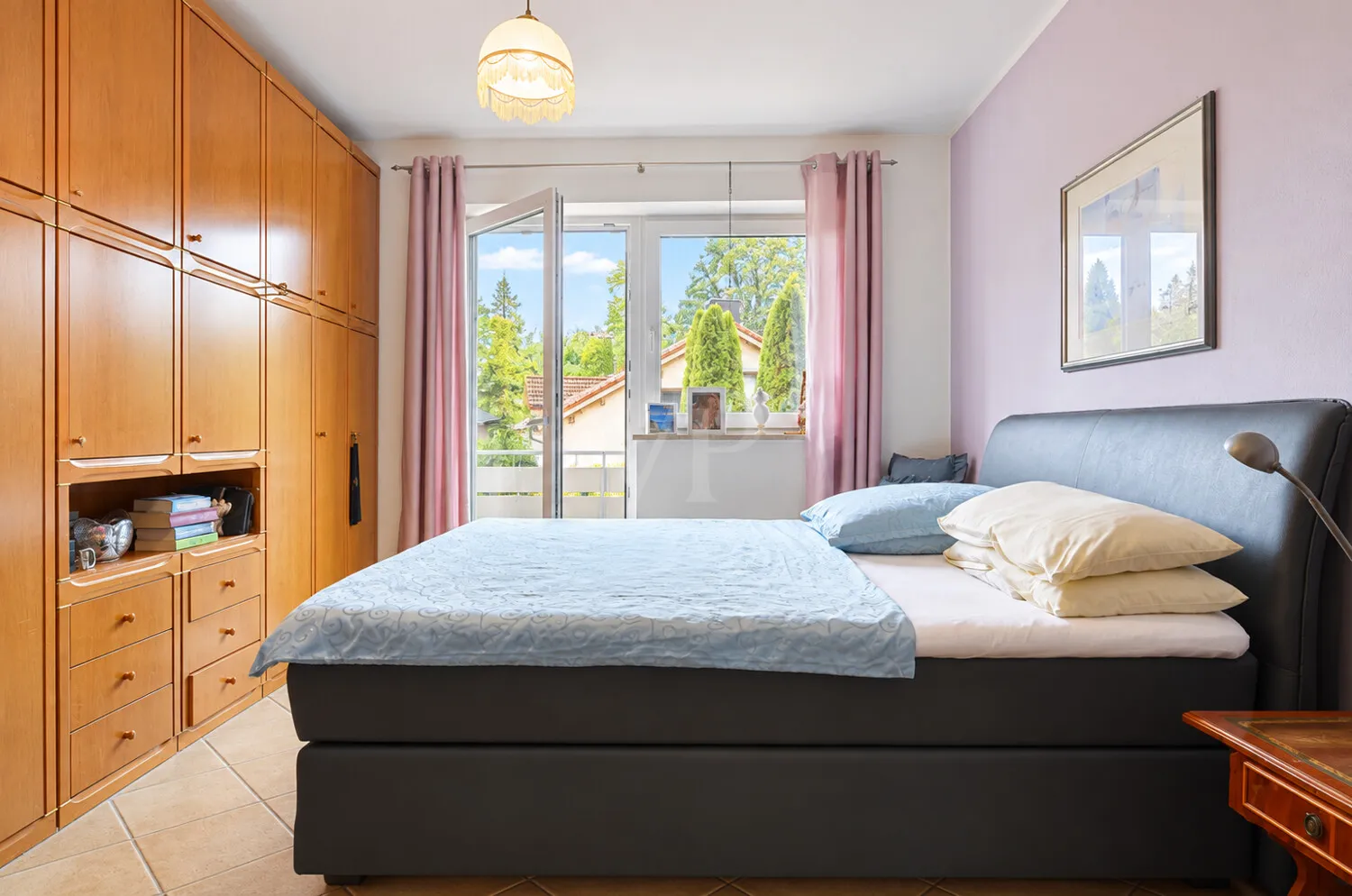 Schlafzimmer mit Zugang Balkon Obergeschoss