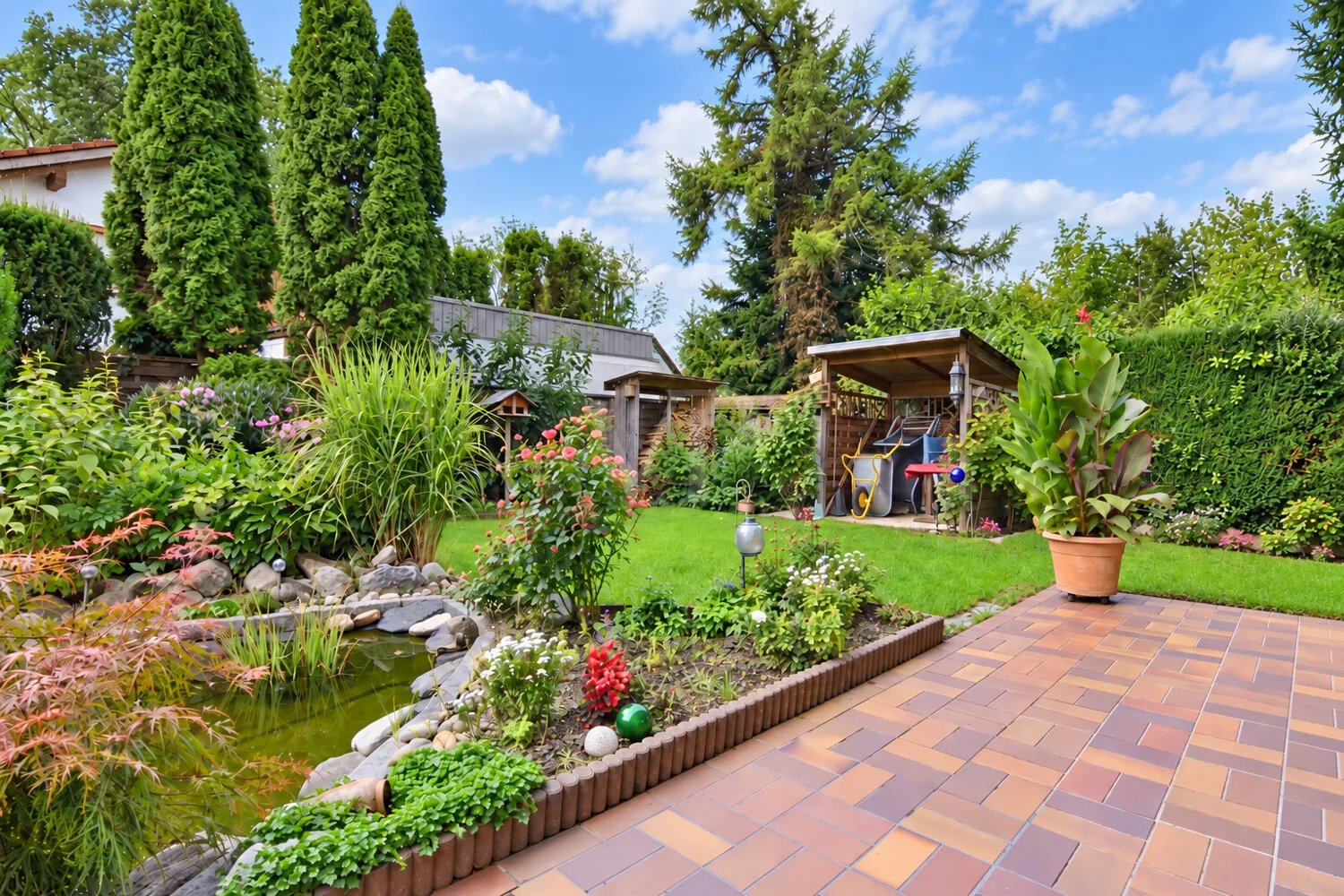 Terrasse mit Garten und Teich