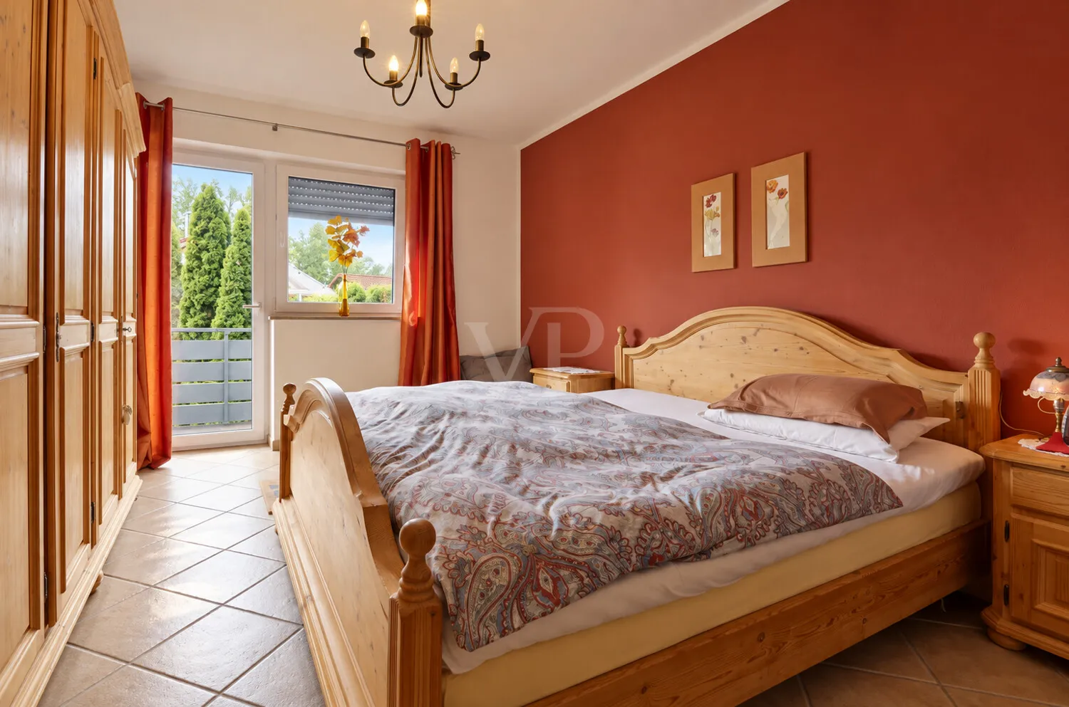 Kinderzimmer 1 mit Zugang Balkon  Obergeschoss