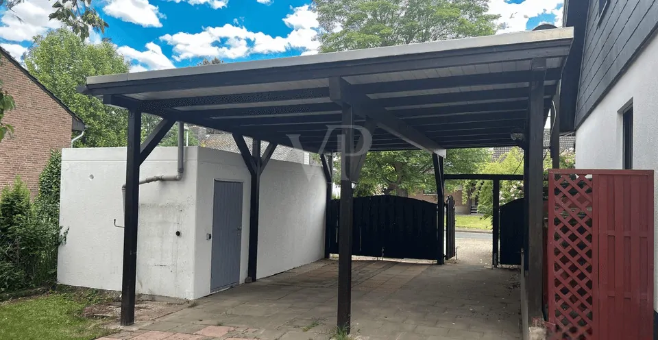 Carport und Rückseite Garage