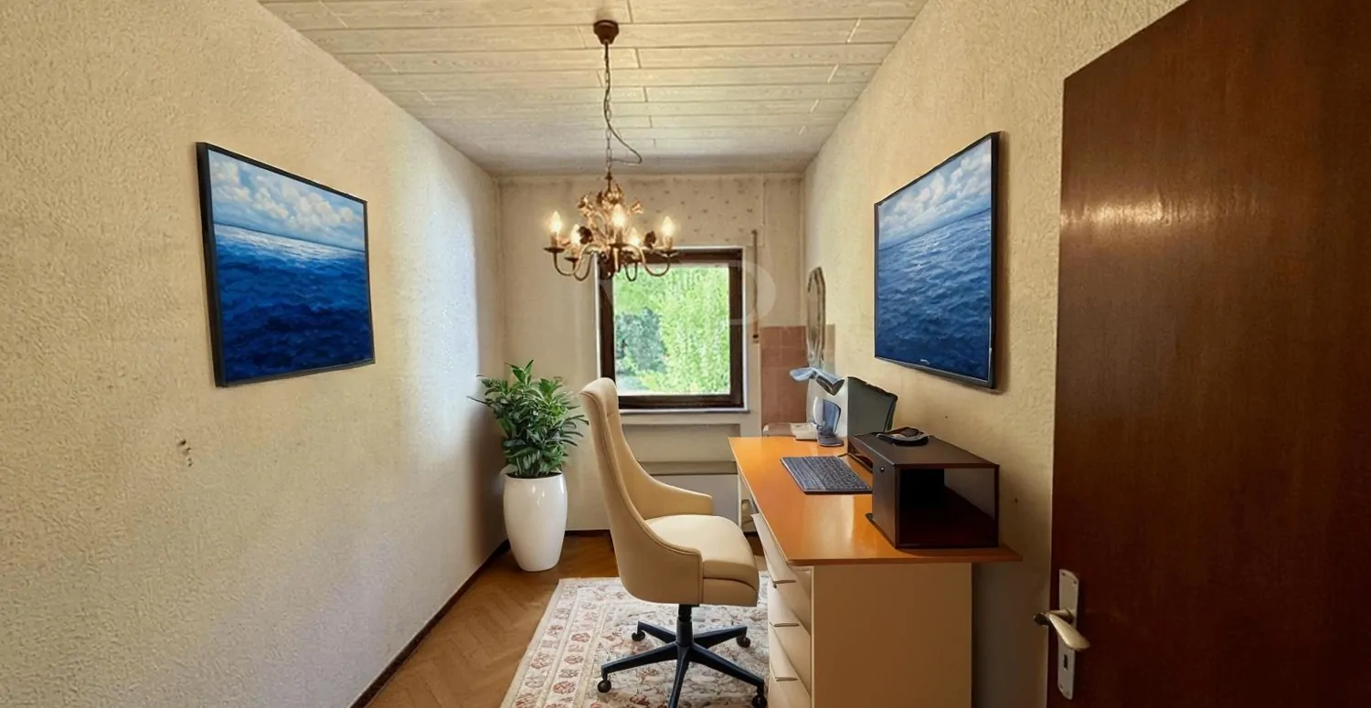 Büro/Kinderzimmer (KI-bearbeitet)