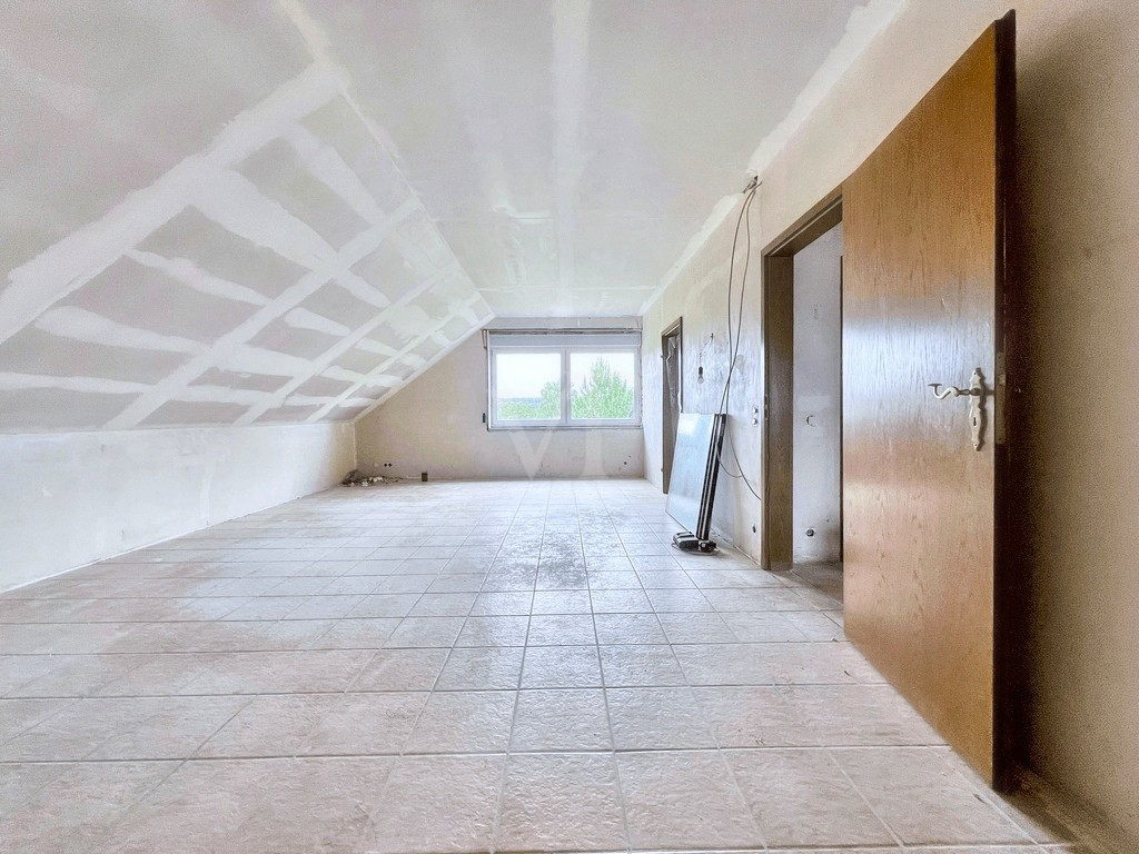 Wohn- oder Schlafzimmer Dachgeschoss teilsaniert