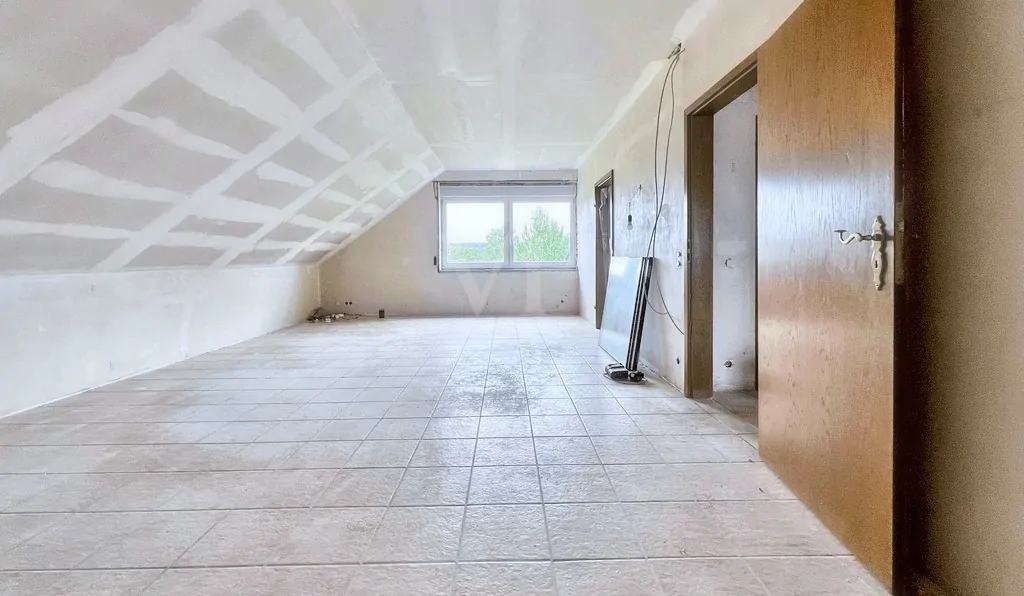 Wohn- oder Schlafzimmer Dachgeschoss teilsaniert