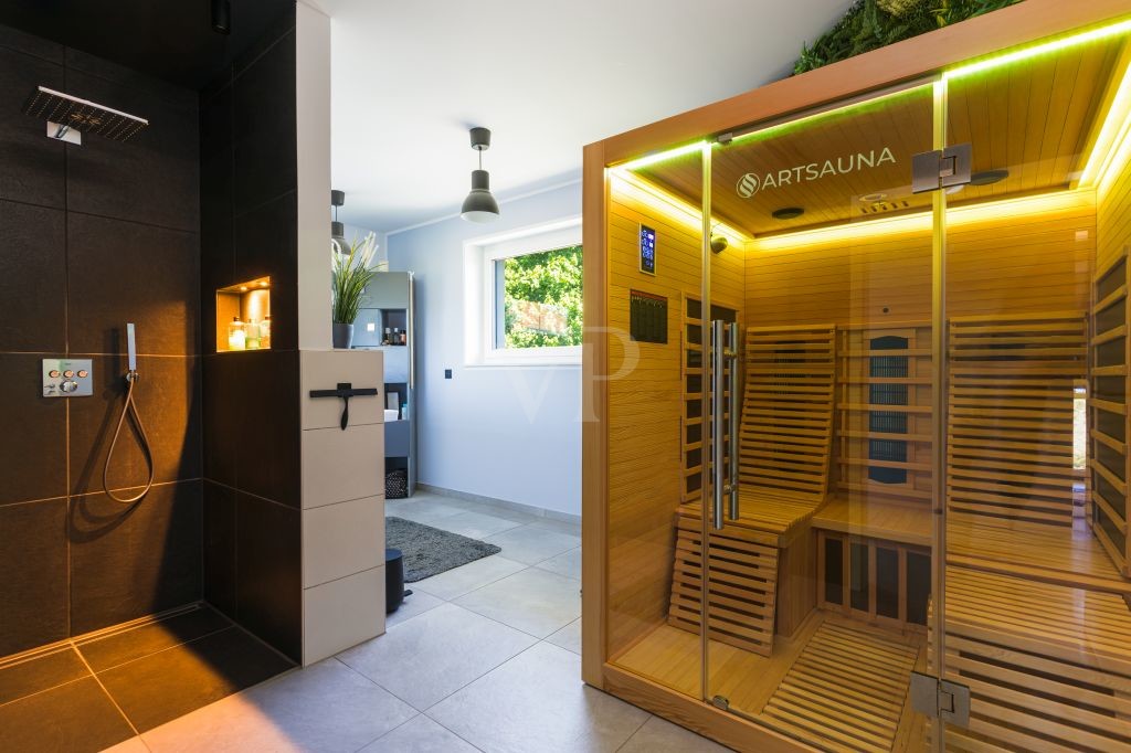 Bad mit Sauna OG