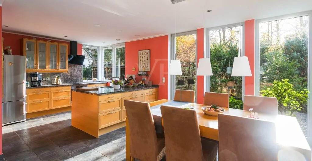 Heller Essbereich mit offener Küche