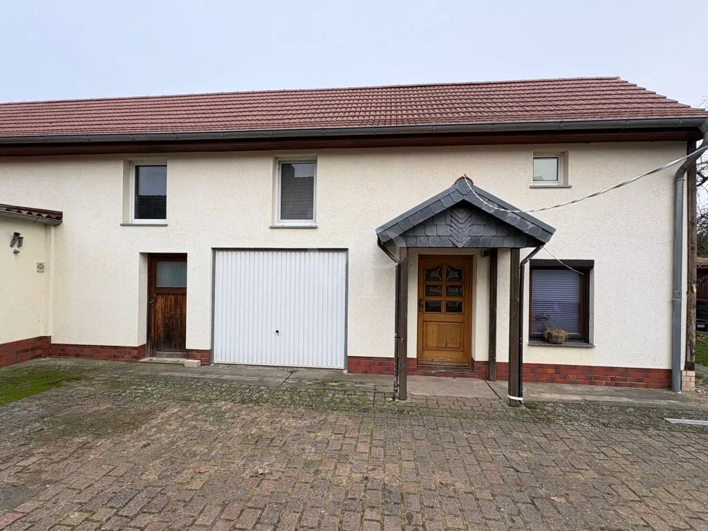 Nebengelass mit Büro und Garage