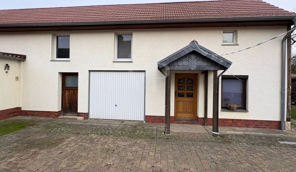 Nebengelass mit Büro und Garage