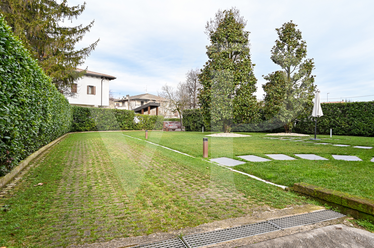 Villa singola con giardino
fruibile come due abitazioni indipendenti