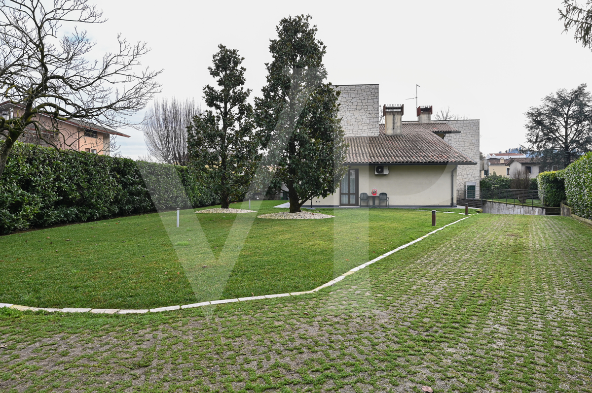 Villa singola con giardino
fruibile come due abitazioni indipendenti