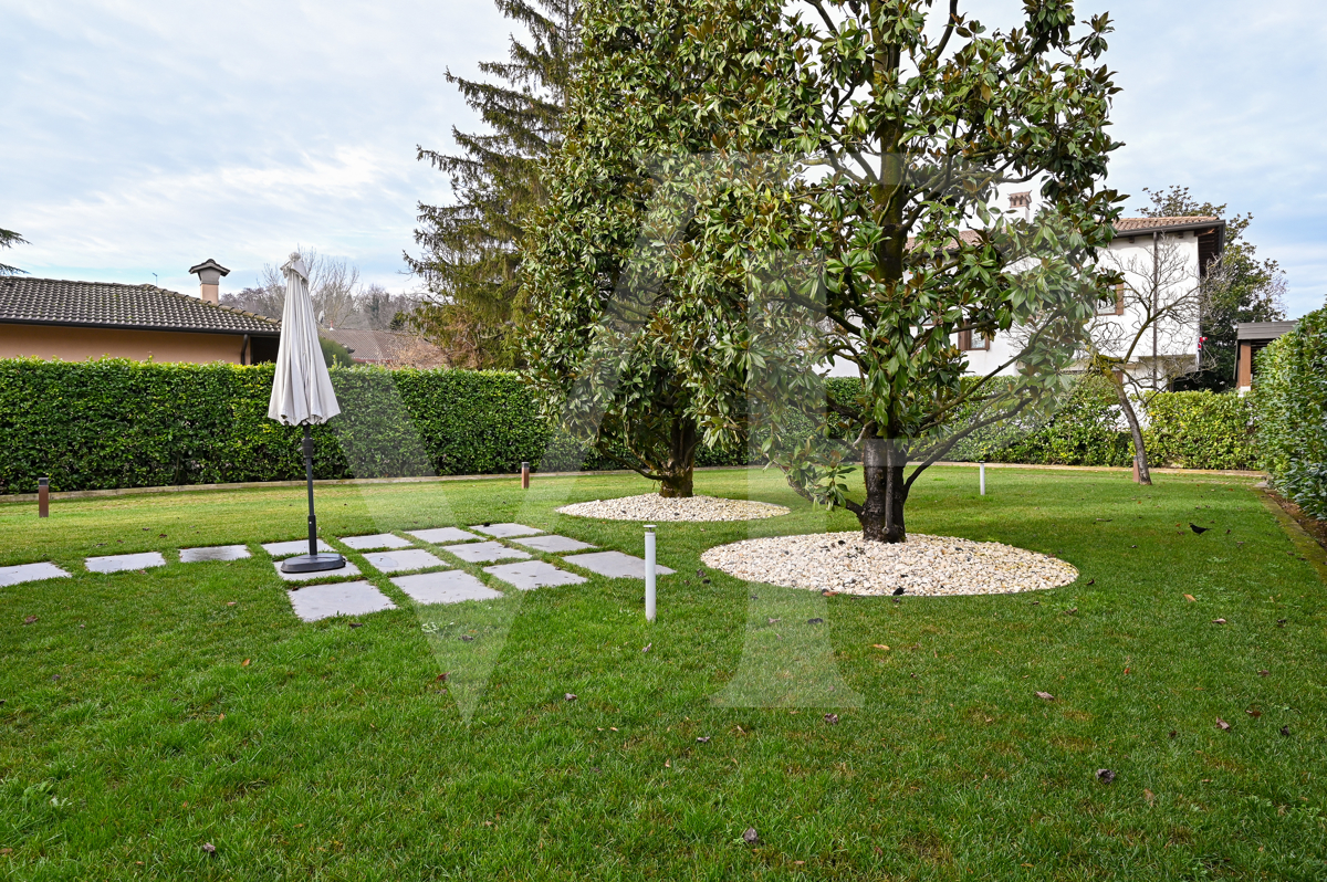 Villa singola con giardino
fruibile come due abitazioni indipendenti