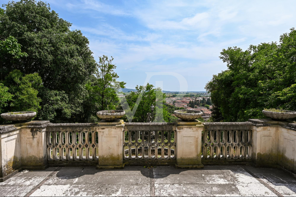 Villa avec parc magnifique