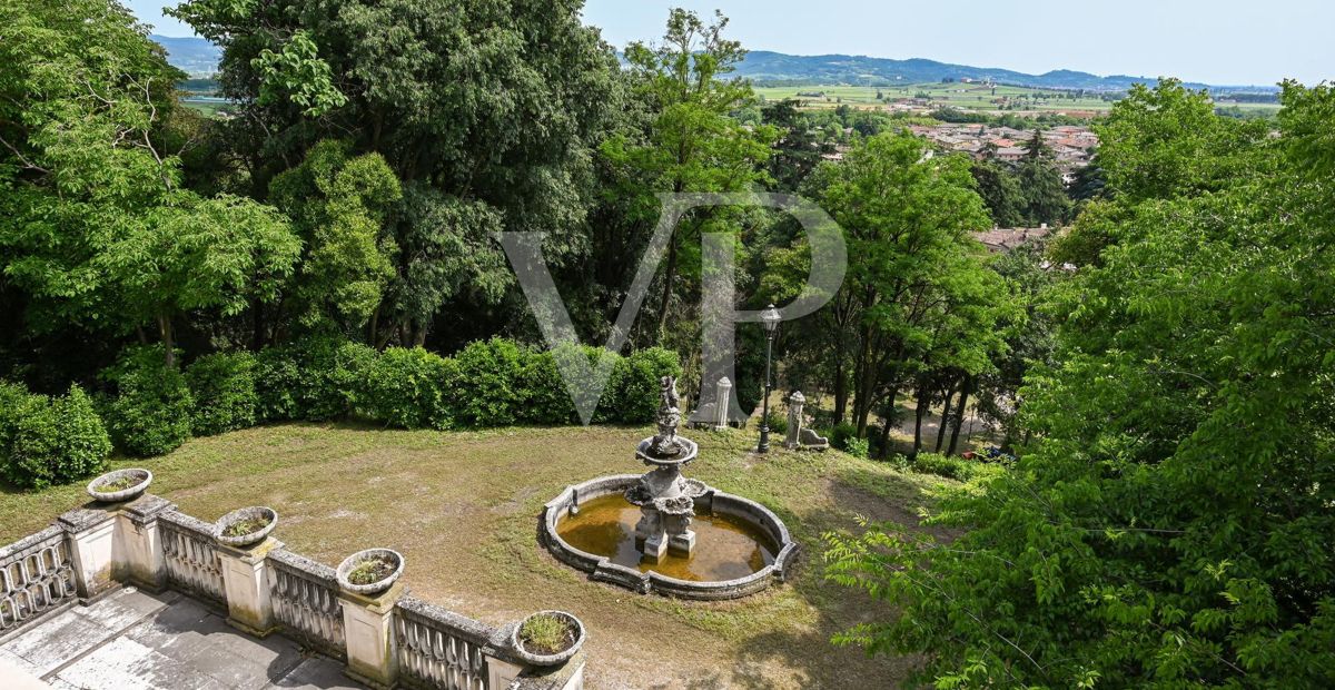 Villa mit wunderschönem Park