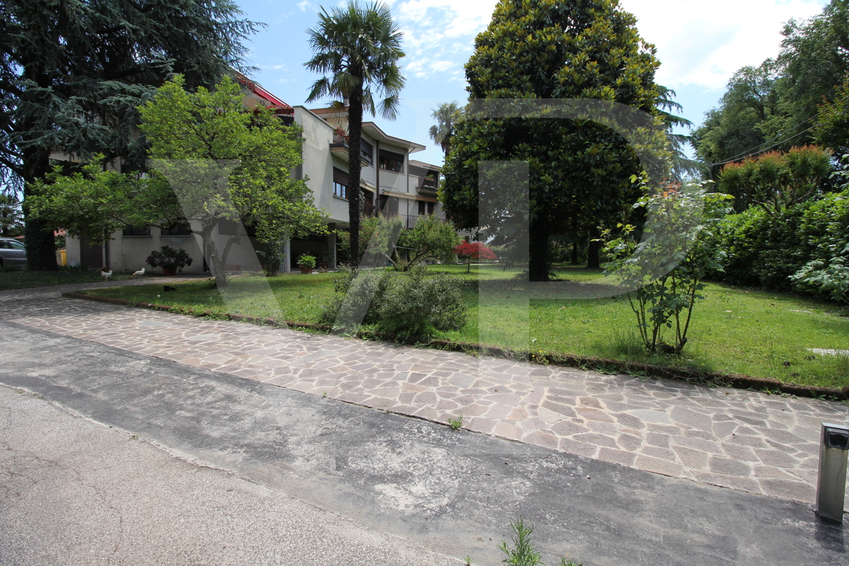 Ampio e luminoso tricamere con giardino privato