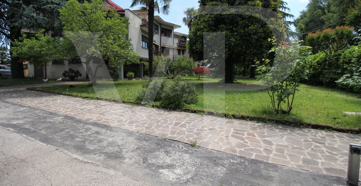 Geräumige und helle Drei-Zimmer-Wohnung mit privatem Garten