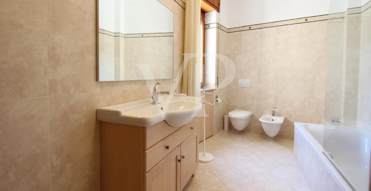 Geräumige und helle Drei-Zimmer-Wohnung mit privatem Garten