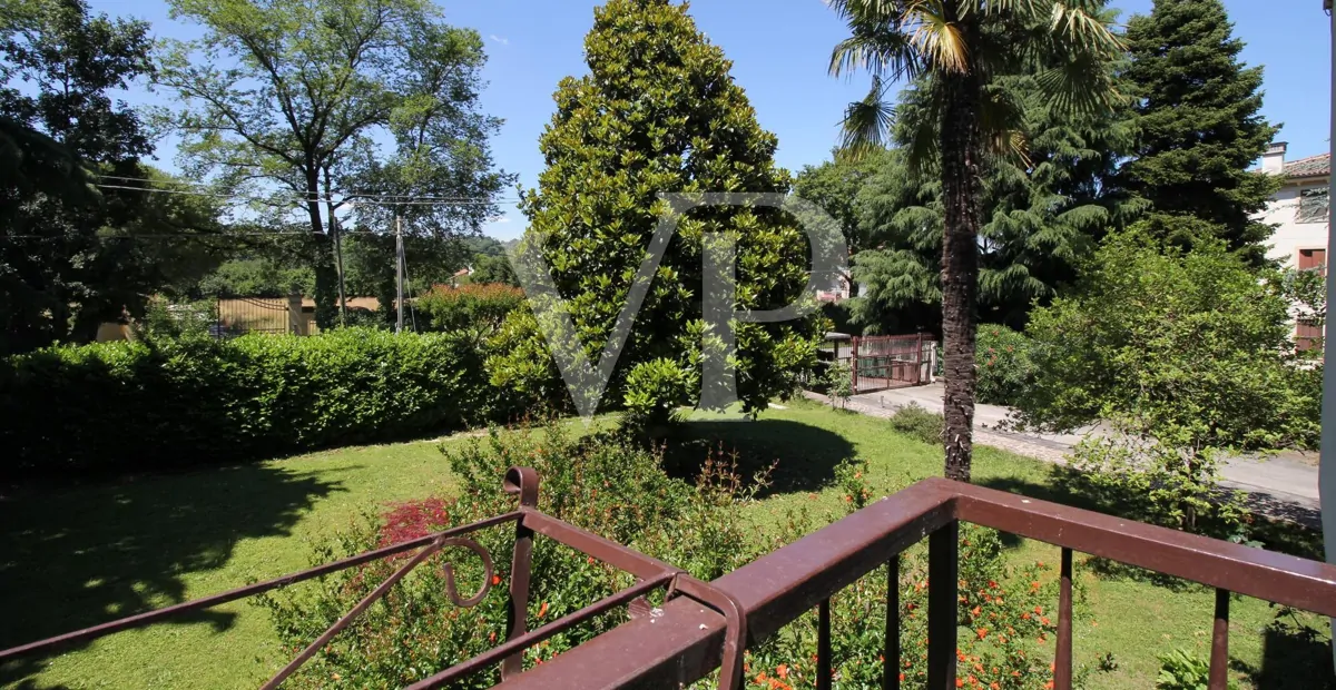 Geräumige und helle Drei-Zimmer-Wohnung mit privatem Garten