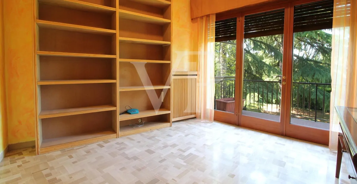 Geräumige und helle Drei-Zimmer-Wohnung mit privatem Garten