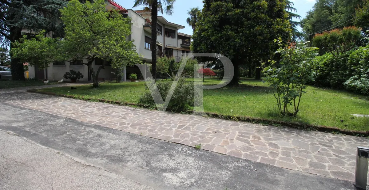 Geräumige und helle Drei-Zimmer-Wohnung mit privatem Garten