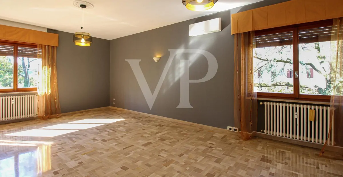 Geräumige und helle Drei-Zimmer-Wohnung mit privatem Garten