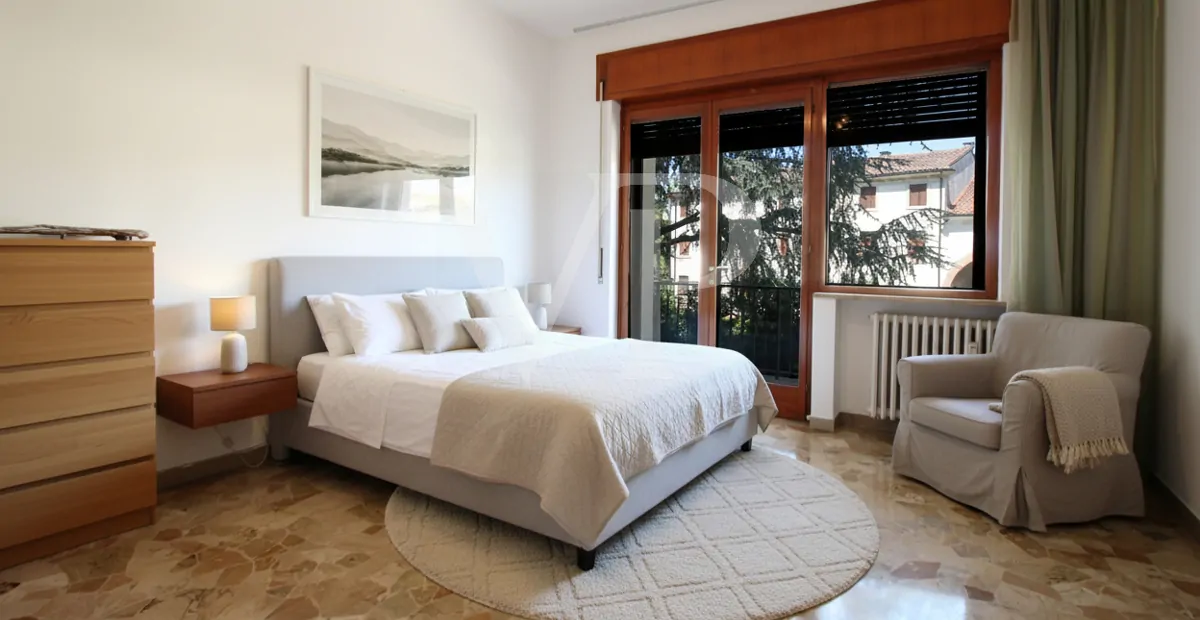 Geräumige und helle Drei-Zimmer-Wohnung mit privatem Garten