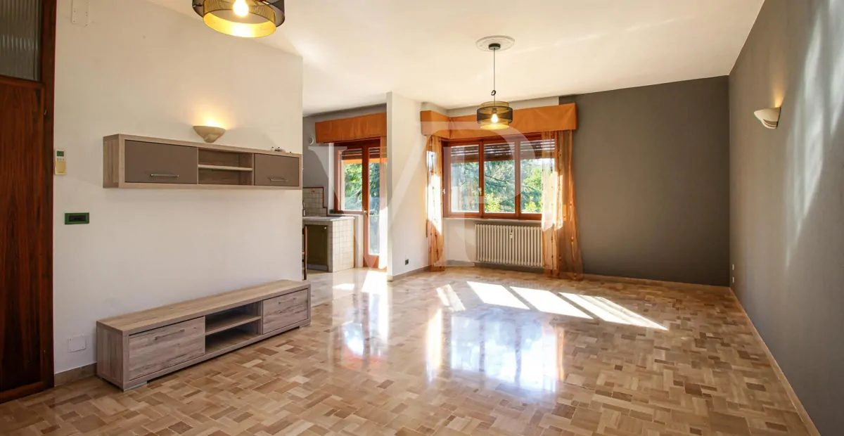 Geräumige und helle Drei-Zimmer-Wohnung mit privatem Garten