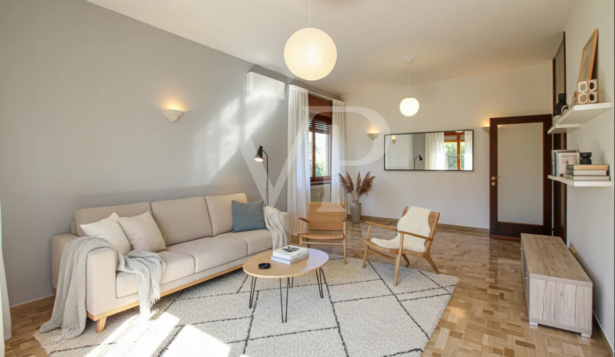 Geräumige und helle Drei-Zimmer-Wohnung mit privatem Garten