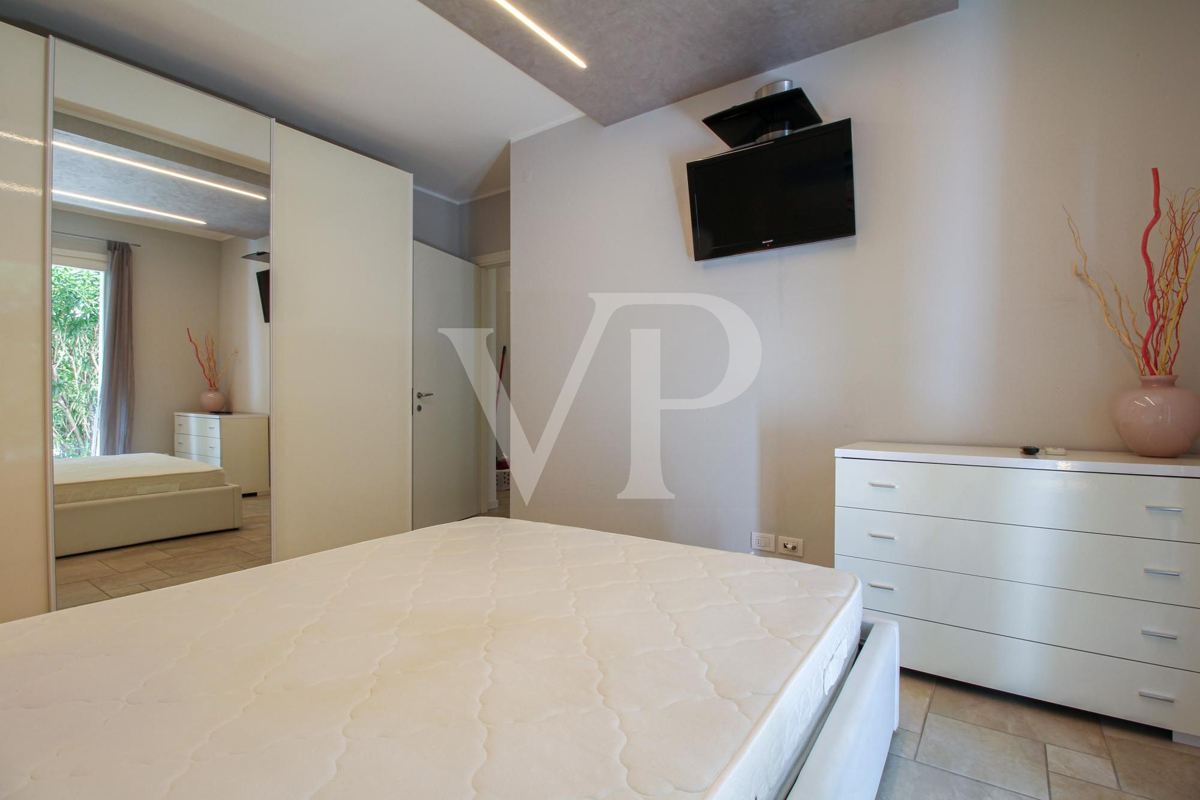 Apartamento de dos habitaciones en planta baja en residencia con piscina central