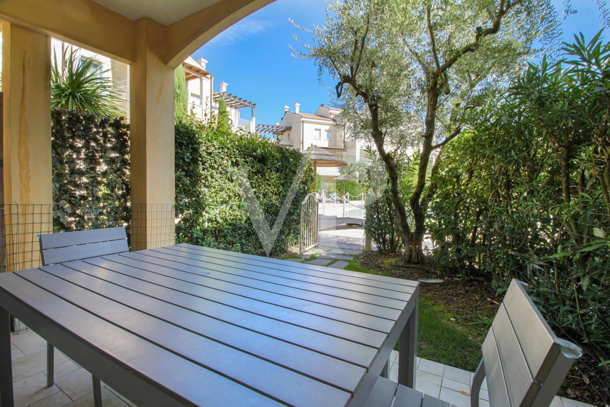 Two-room ground floor apartment in residence with central swimming pool