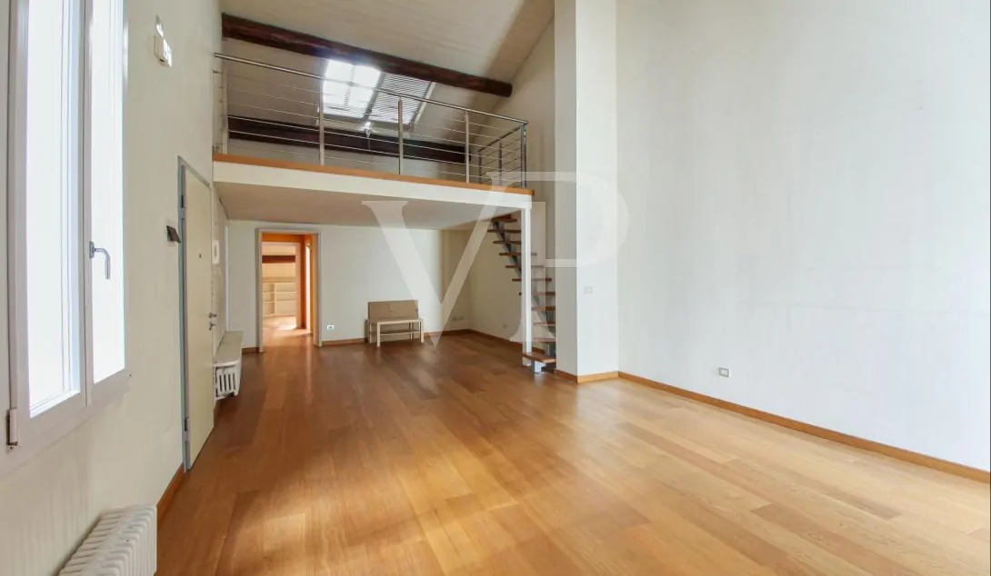 Elegante Drei-Zimmer-Dachgeschosswohnung im historischen Zentrum