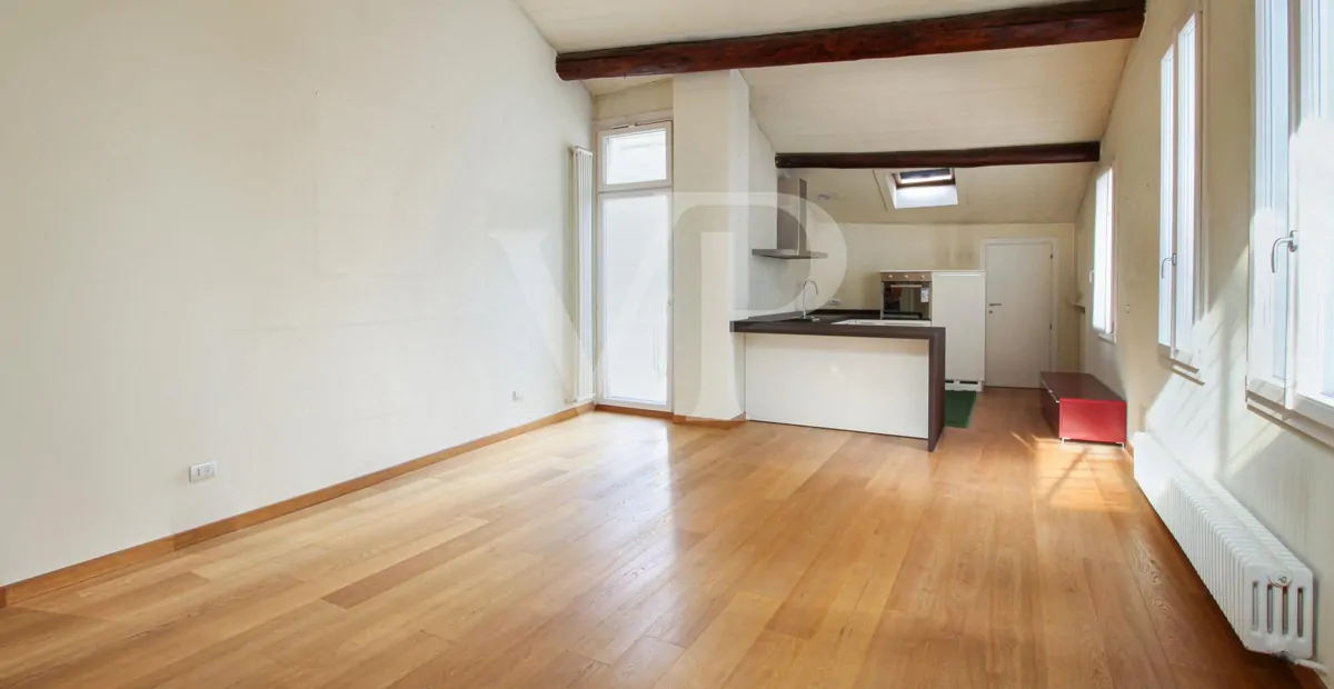 Elegante Drei-Zimmer-Dachgeschosswohnung im historischen Zentrum