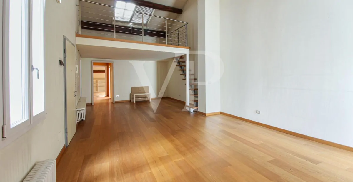 Elegante Drei-Zimmer-Dachgeschosswohnung im historischen Zentrum