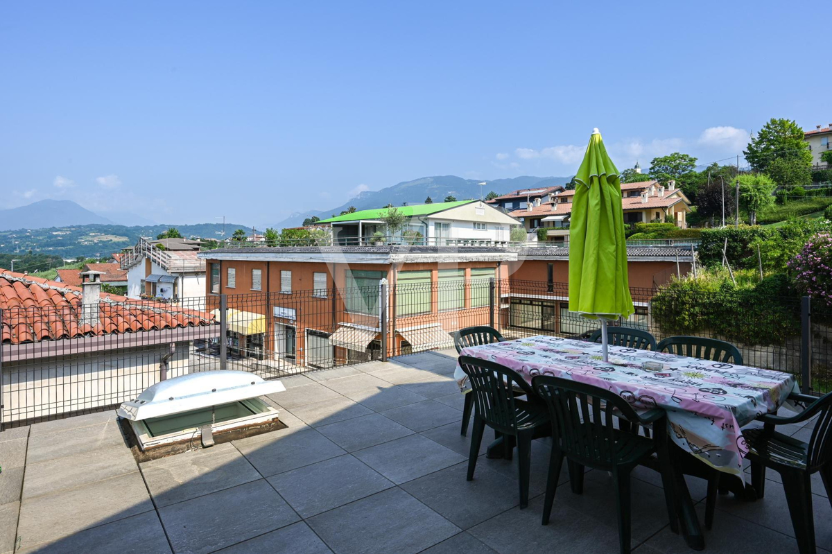 Freistehendes Haus mit Panoramaterrasse im Dorfzentrum