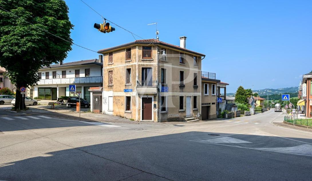 Freistehendes Haus mit Panoramaterrasse im Dorfzentrum