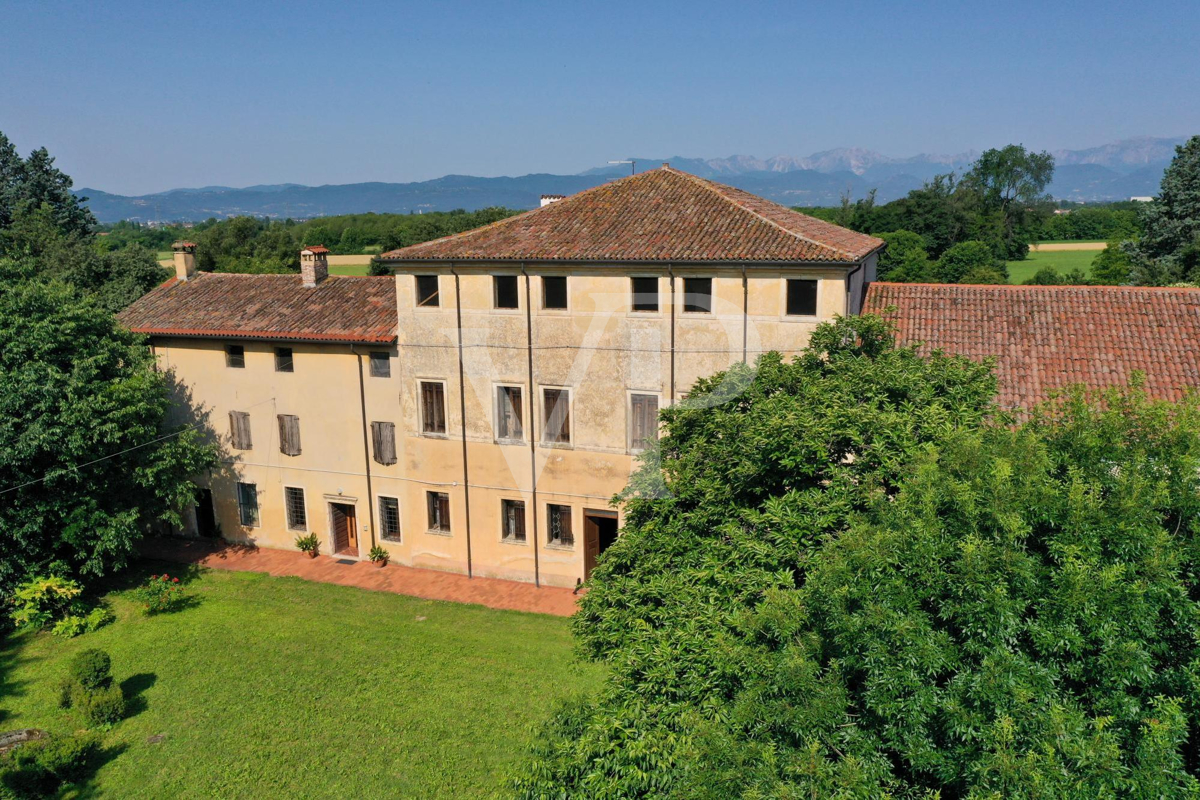 Historic country villa in Montecchio Precalcino