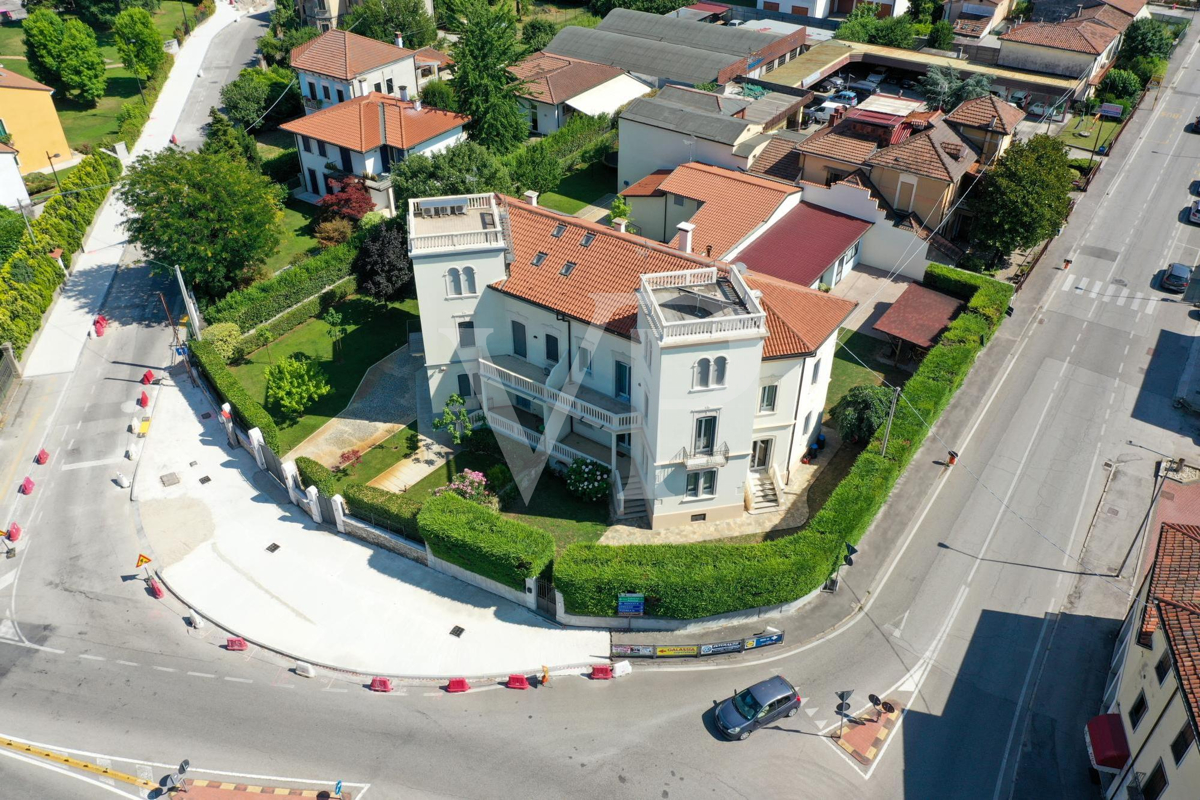 Elégante villa Art Nouveau au cœur de la ville de Lonigo