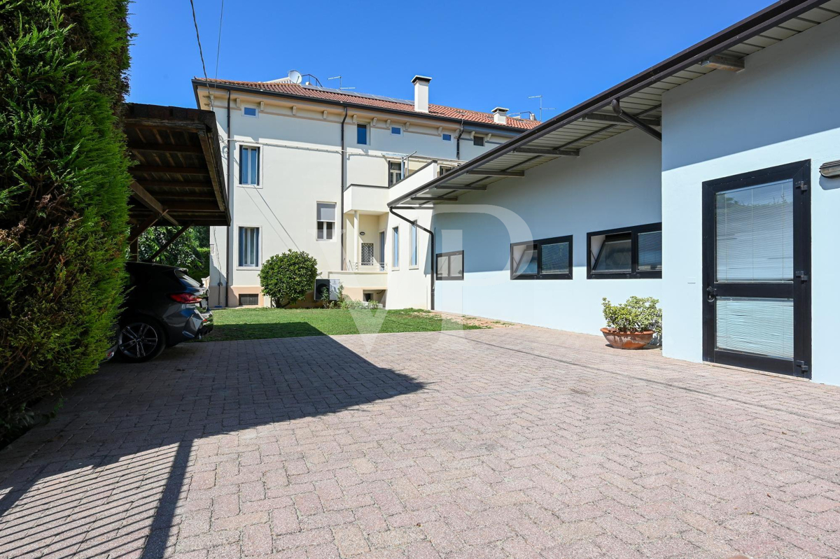 Elegant Art Nouveau villa in the heart of the town of Lonigo