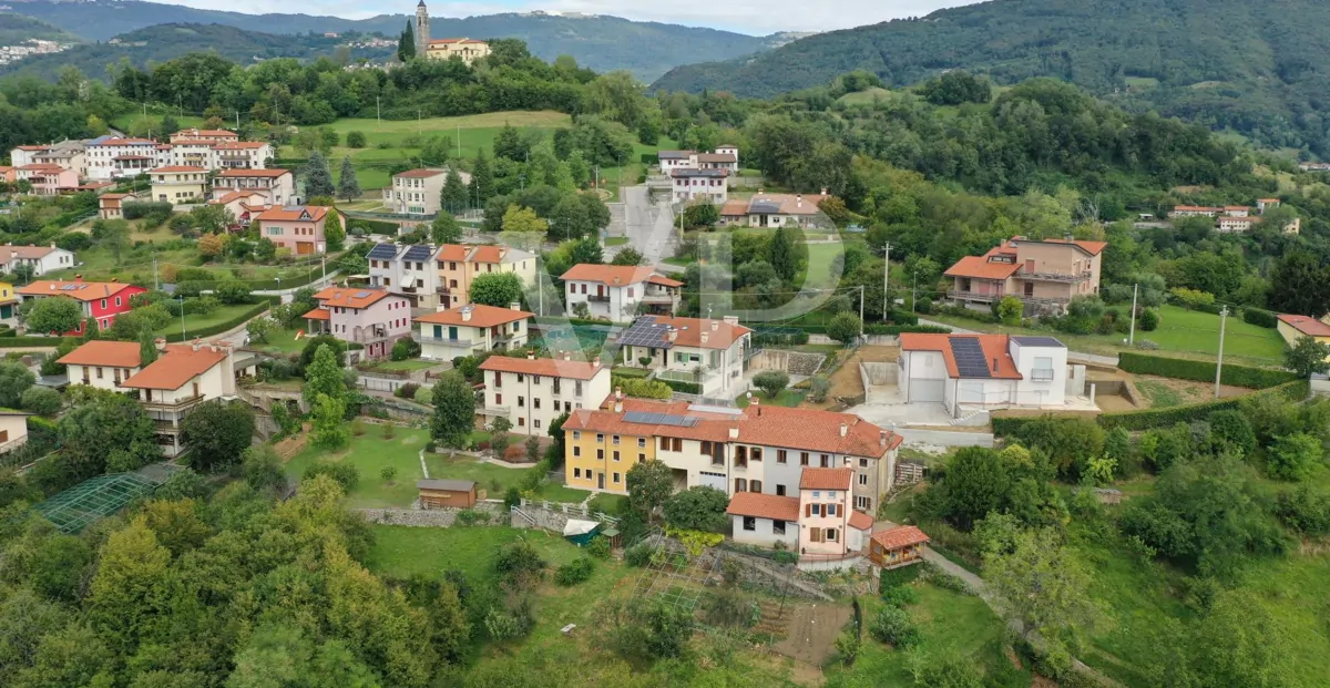 Granja en posición panorámica en las colinas de Marostica