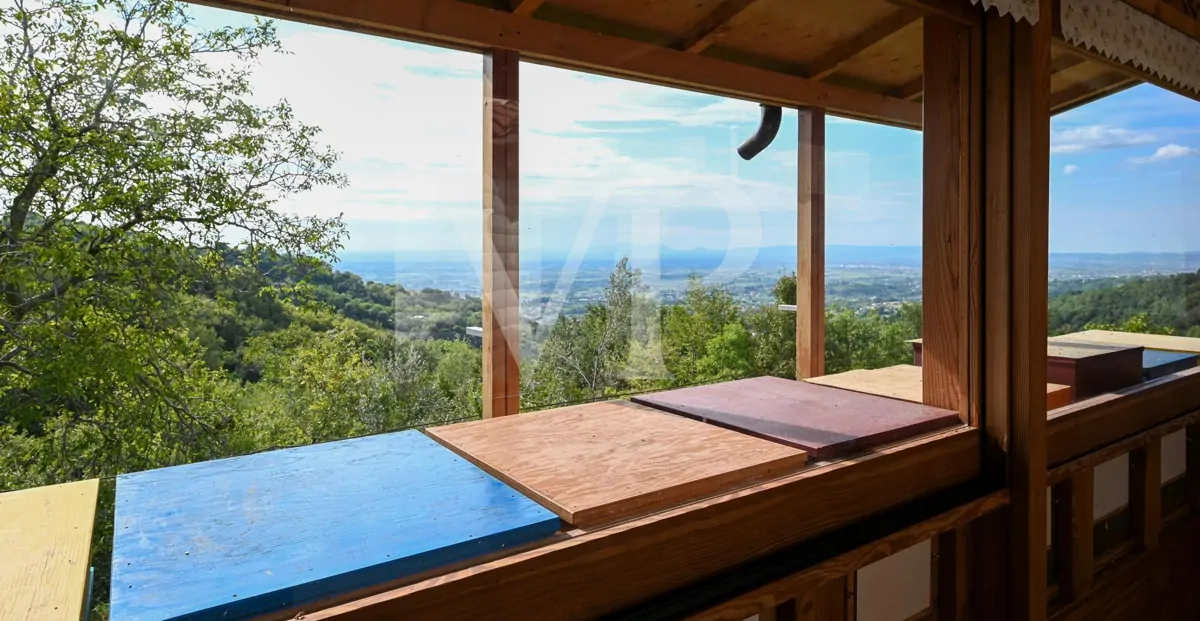 Granja en posición panorámica en las colinas de Marostica