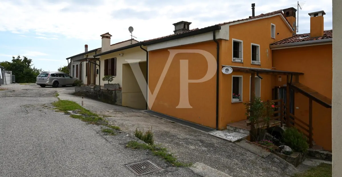 Granja en posición panorámica en las colinas de Marostica
