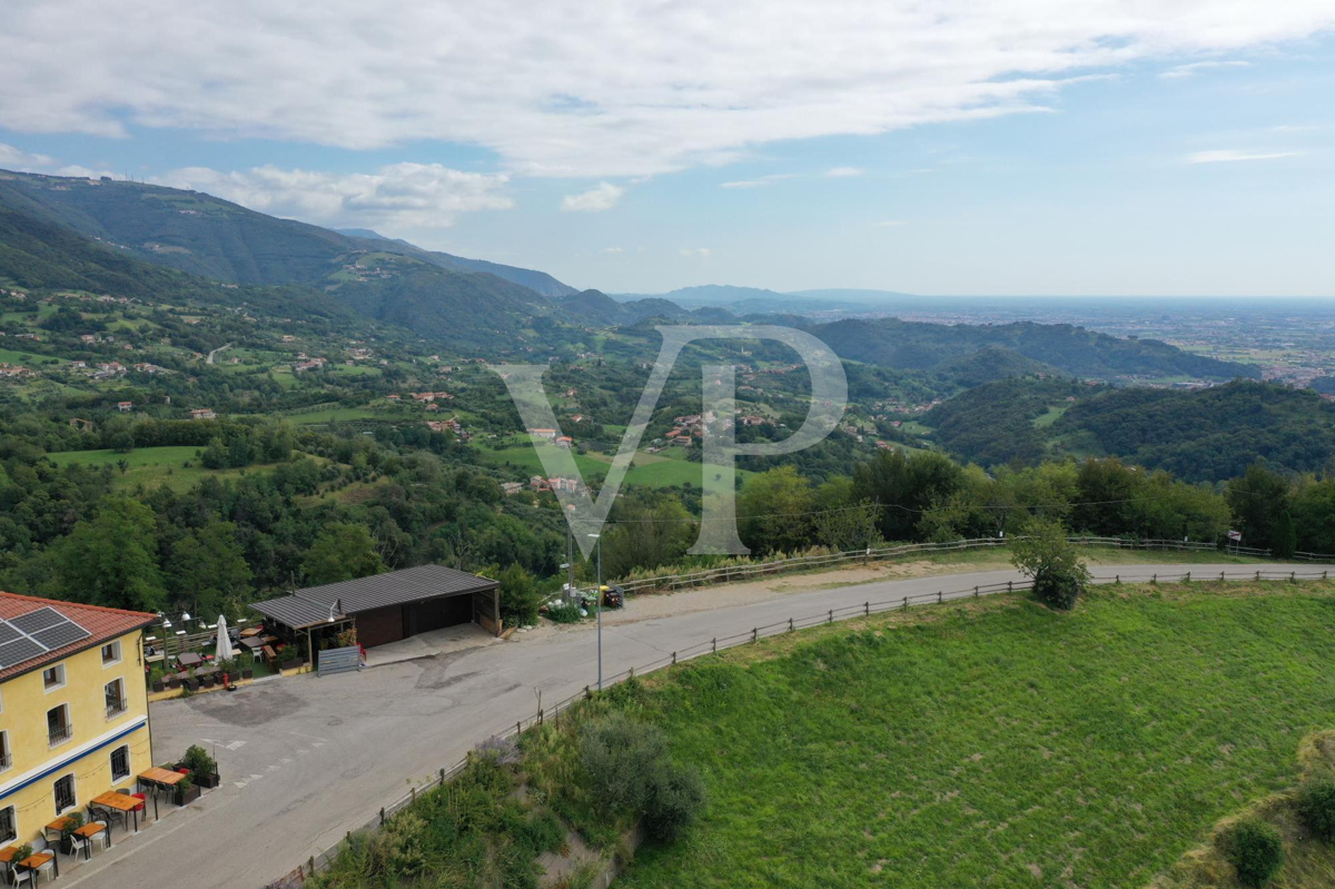 Granja en posición panorámica en las colinas de Marostica