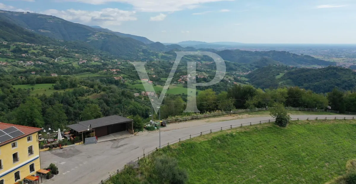Granja en posición panorámica en las colinas de Marostica