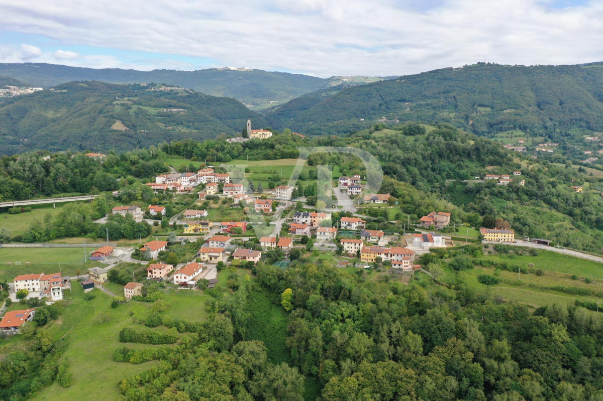 Casale in posizione panoramica sui colli di Marostica