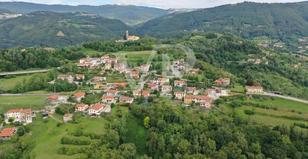 Granja en posición panorámica en las colinas de Marostica