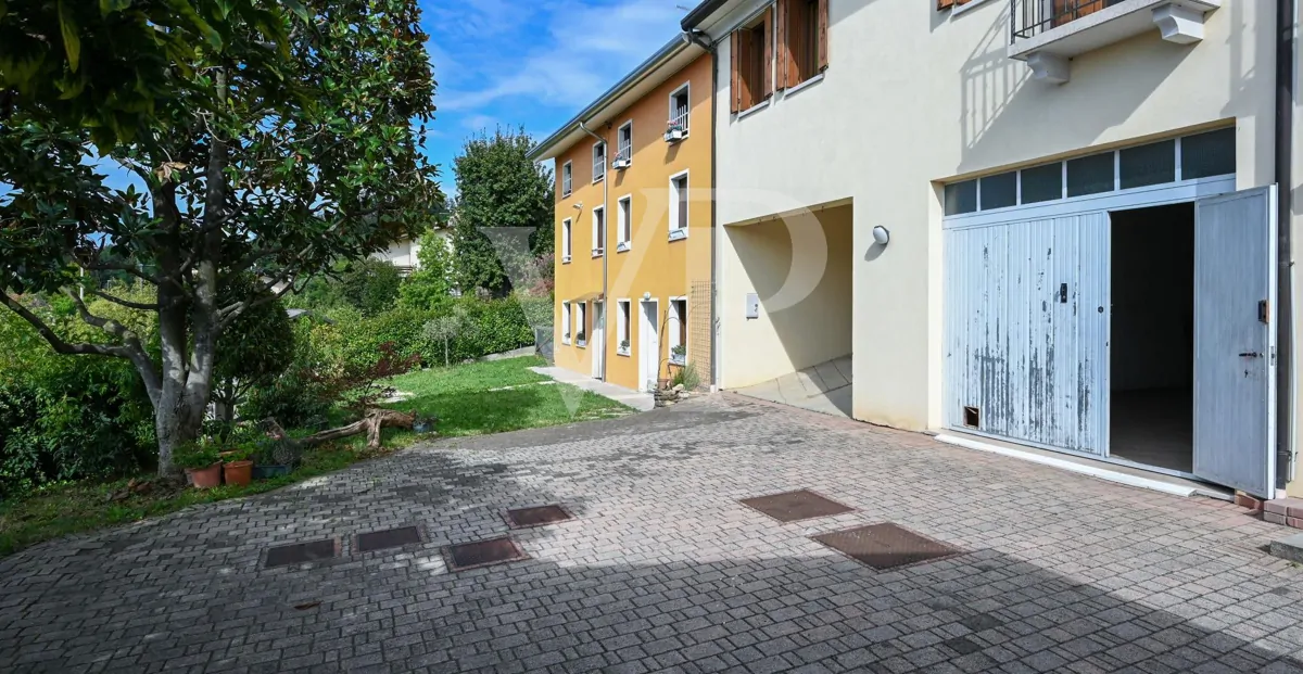 Granja en posición panorámica en las colinas de Marostica