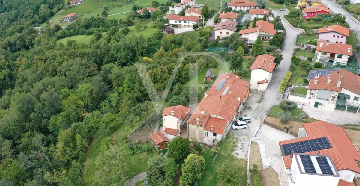 Granja en posición panorámica en las colinas de Marostica