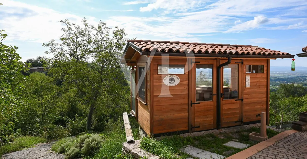 Granja en posición panorámica en las colinas de Marostica