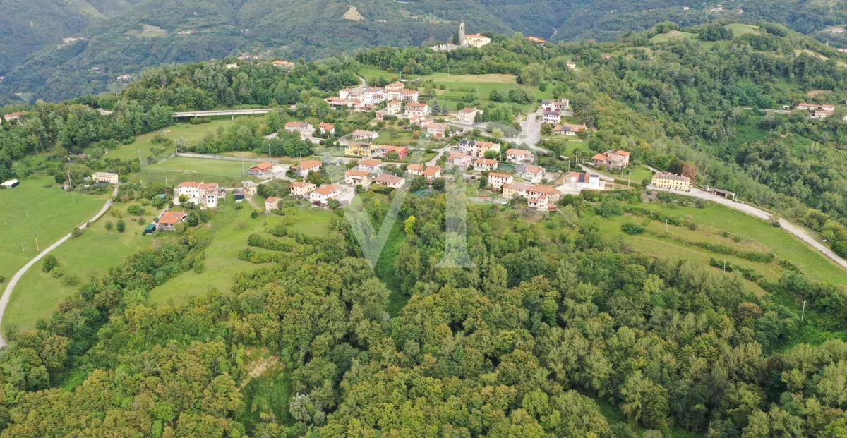 Granja en posición panorámica en las colinas de Marostica