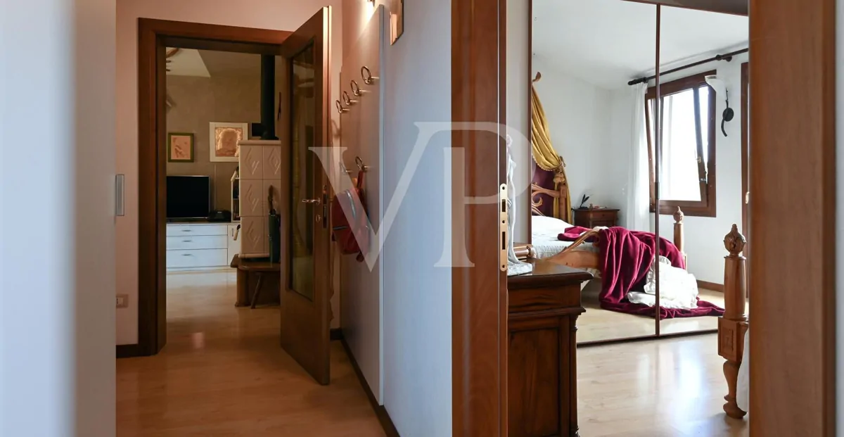 Granja en posición panorámica en las colinas de Marostica