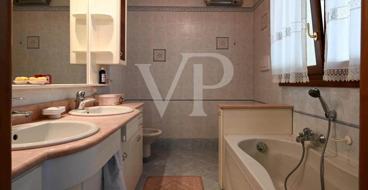 Granja en posición panorámica en las colinas de Marostica