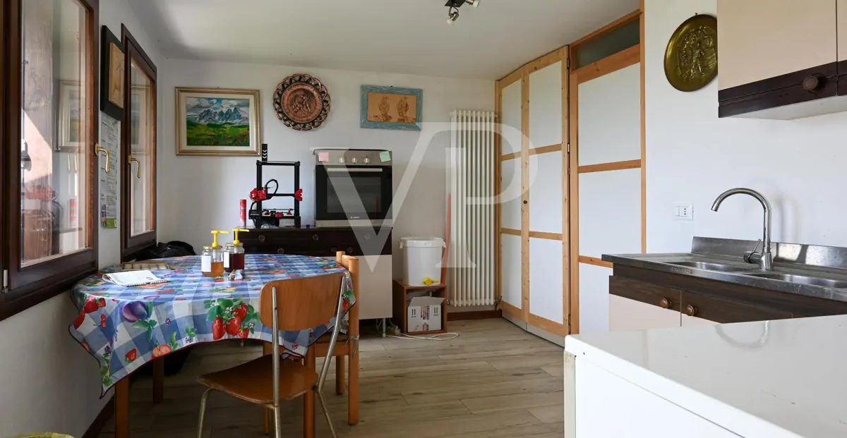 Granja en posición panorámica en las colinas de Marostica